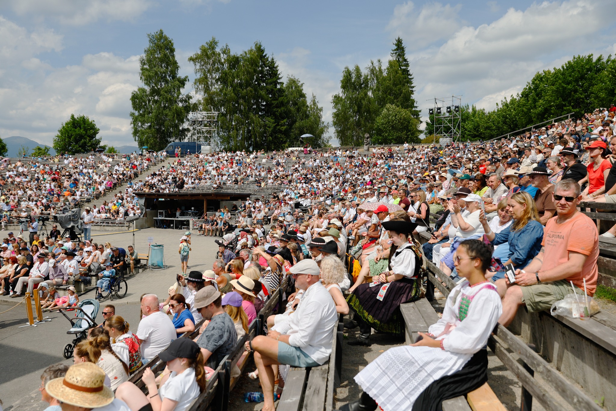 Folklórny festival Východná 2026 — diváci a tradičné kroje v amfiteátri