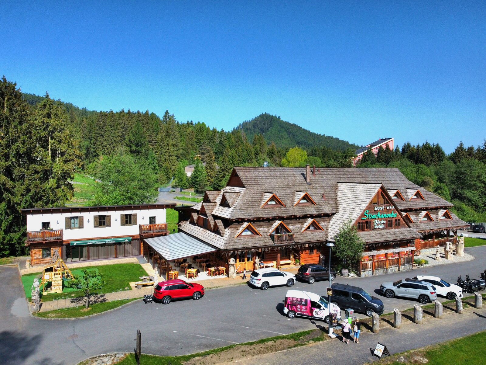 Hotel Strachanovka v lete - letecky pohlad